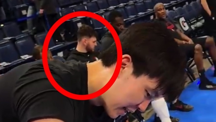 杨瀚森为山东大妈签名，镜头刚好拍到开拓者教练组，请注意克林根！