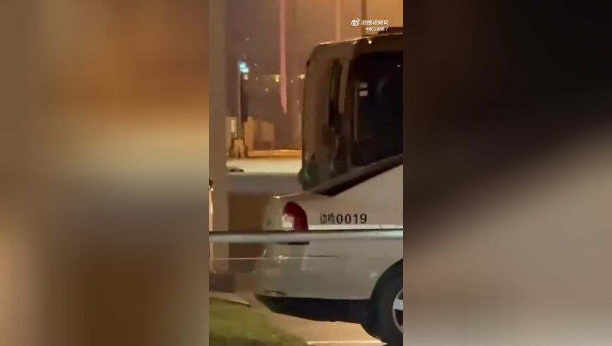 接机女球迷吐槽詹姆斯：哎哎哎这就走了，这都不看我们一眼