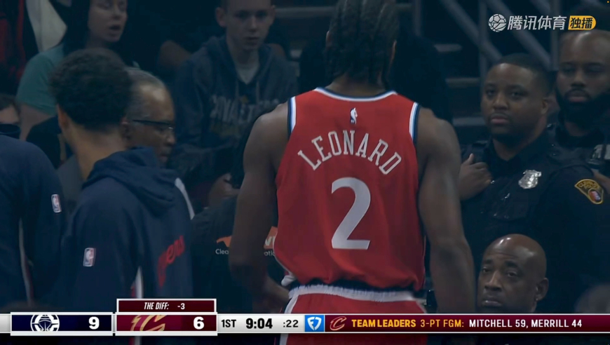 吓人一跳！莱昂纳德刚复出2分钟就往更衣室走 调整两分钟后重新归来