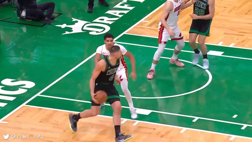 首秀11分12篮板！帮助球队22分大逆转！黑山中锋完美融入绿军！未来有望接班伙夫？