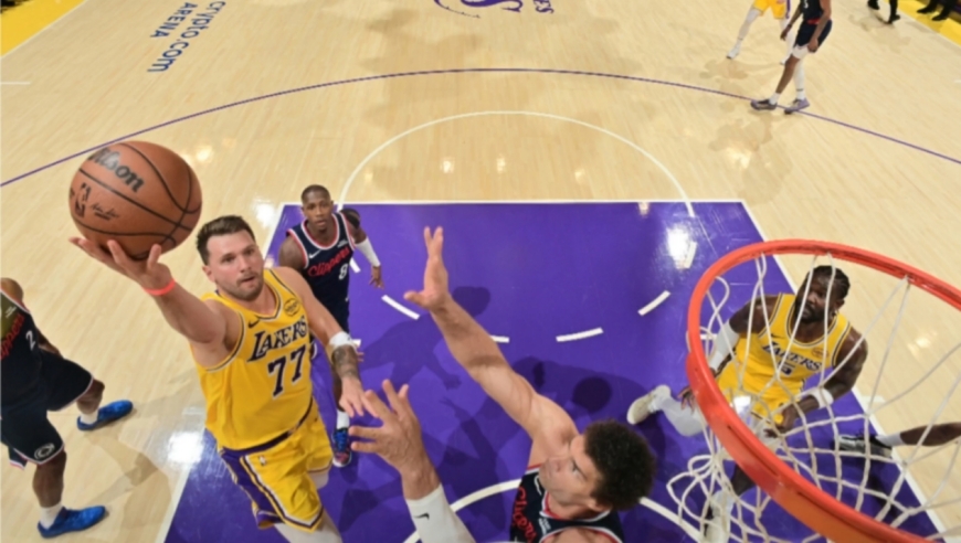 慢镜还原湖人快船最后90秒，詹姆斯边线球失误，巴图姆丢绝平三分