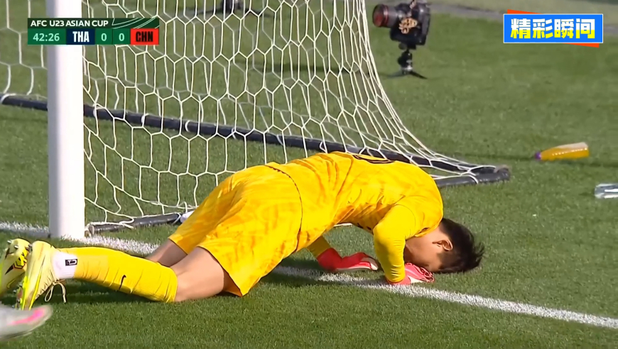 看着都疼！李昊解围时身体结结实实撞在立柱上 躺地上久久无法起身