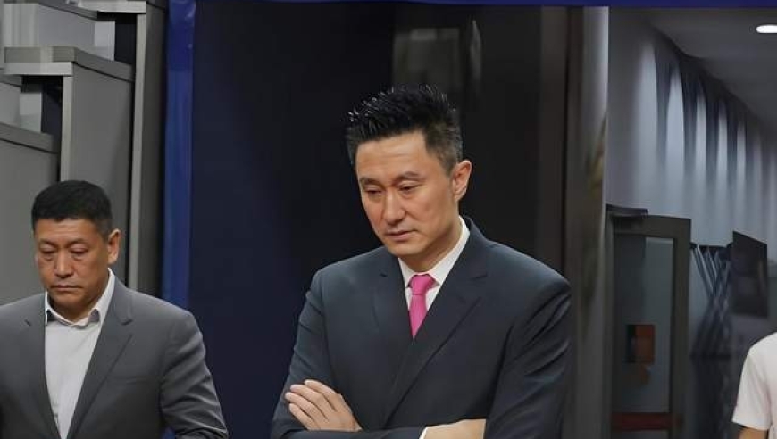 升职！杜锋晋升广东省篮协书记 飞奔跨栏热情握手领导造经典