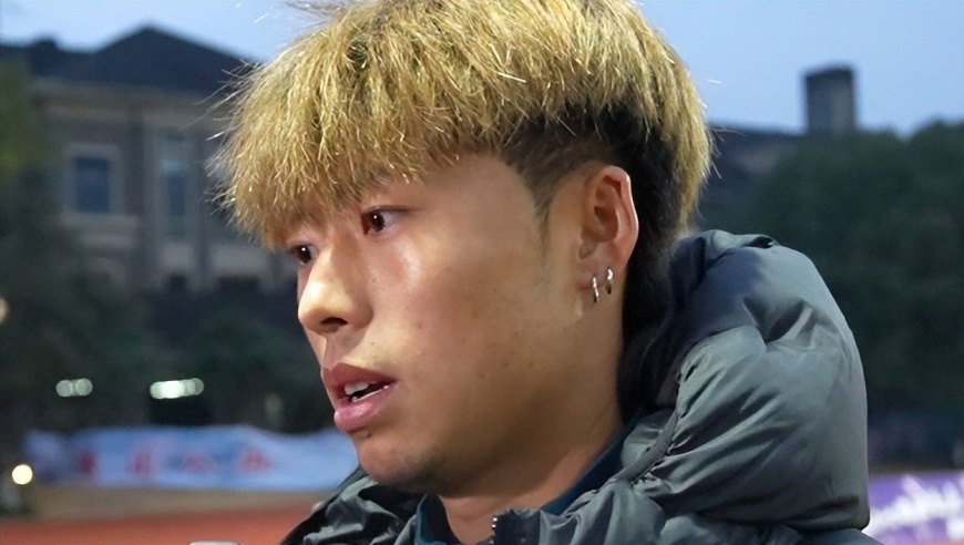 国脚汪士钦火了！他留长发涂美甲出战熊猫杯引热议，该不该被指责？