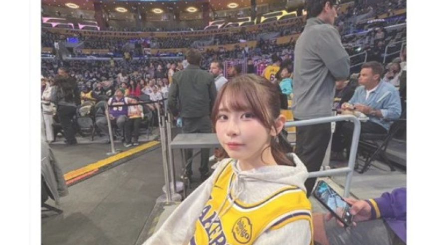 NBA揭幕战詹姆斯正后方意外入镜的美女引热议，身份曝光后网友惊呼