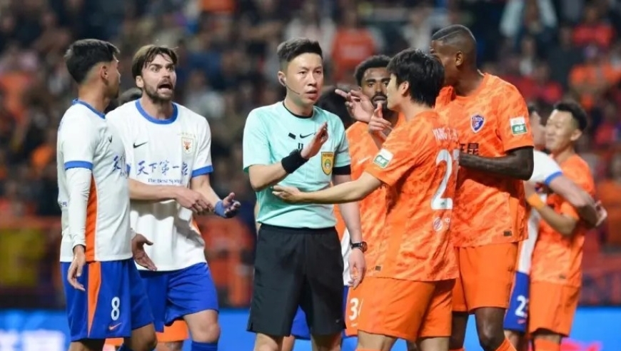 0-4惨案！5名北京裁判围堵泰山，单丹奥再出手，球迷：这球还怎么踢？