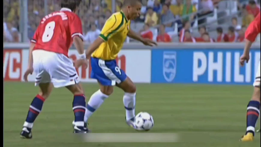 体坛记忆｜外星人罗纳尔多各种残暴1vN，这一刻他就是足球场上的神！