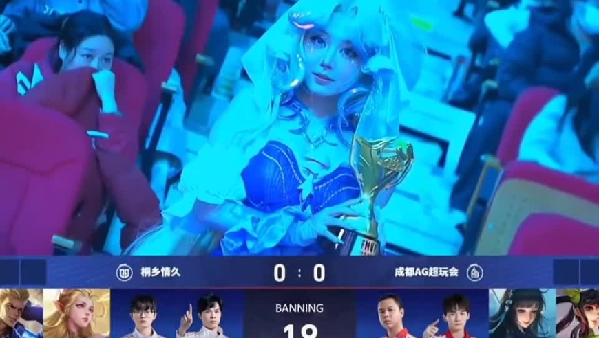 王者荣耀：粉丝现场cos王昭君fmvp皮肤长生看着露出笑容