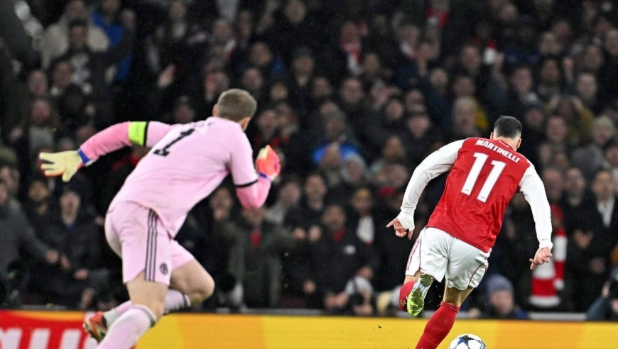 诺伊尔狼狈失误,马丁内利激情滑跪,塔子哥振臂,全场沸腾堪比夺冠