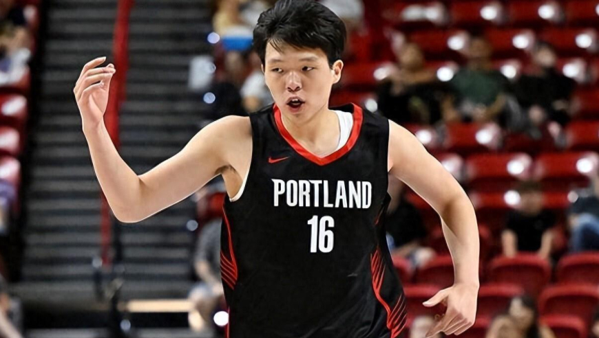 杨瀚森vs爵士登场2分钟全程：上来就勾手命中 造罚球两罚全中