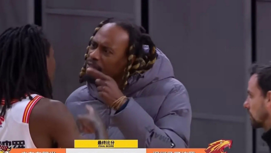 什么情况？广东男篮外援麦考尔与史密斯赛后爆发口角冲突引关注