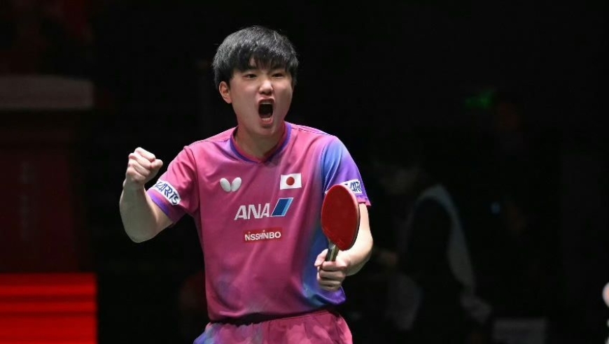 目空一切？张本智和手势引众怒：单手贴耳倾听，让中国球迷再大声点