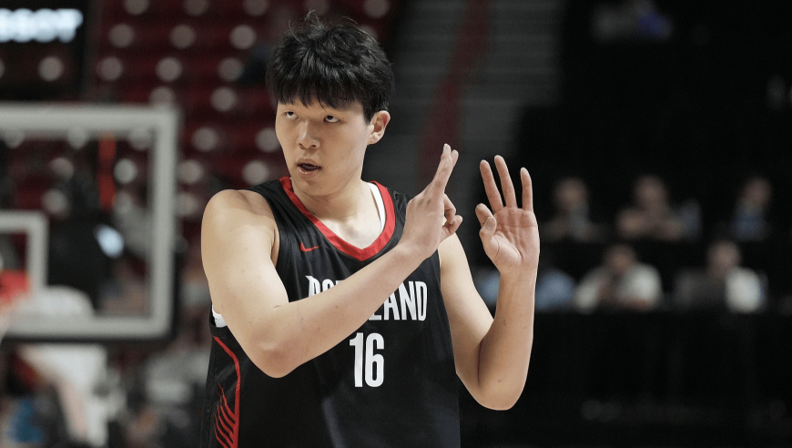 杨瀚森半场全收录：出手便命中三分+秀梦幻脚步 但需注意犯规动作