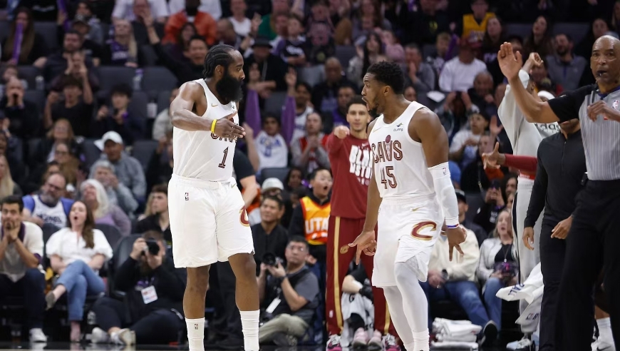 哈登迎里程碑超张伯伦！骑士爆冷输残阵雷霆，主帅公然不满双塔