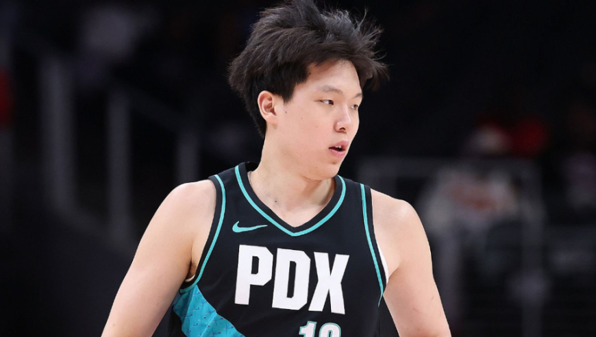 开拓者官方闹乌龙！把杨瀚森误写为双向合同 球迷热议交易可能性