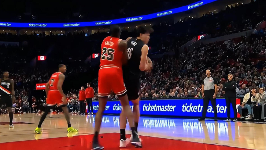 真争气！杨瀚森低位背打公牛史密斯完成得分 开拓者教练很满意