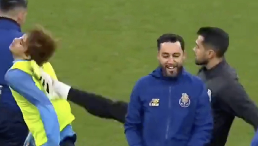 葡超霸主26岁队长猛踹18岁小将后背+后者赔笑脸 更衣室怒了：开除