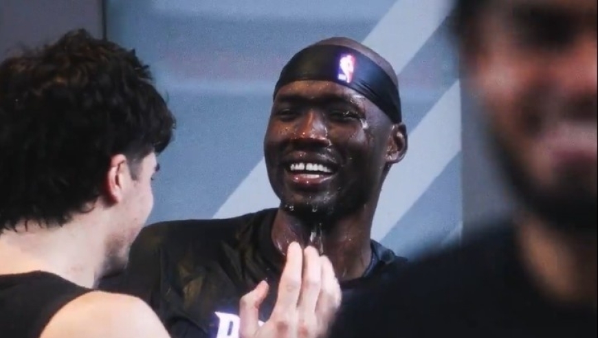 开拓者掀翻雷霆后为里斯泼水庆祝！后者鼓励杨瀚森：他每天都很努力