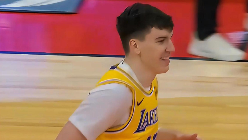 湖三疯提前到来！湖人第二节轰出10-0攻击波 拉拉维亚都笑了