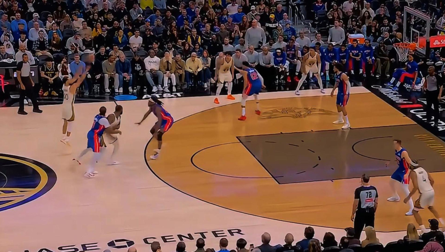 勇三疯来了！勇士落后到20分后轰13-2攻击波疯狂追分 库里超远三分