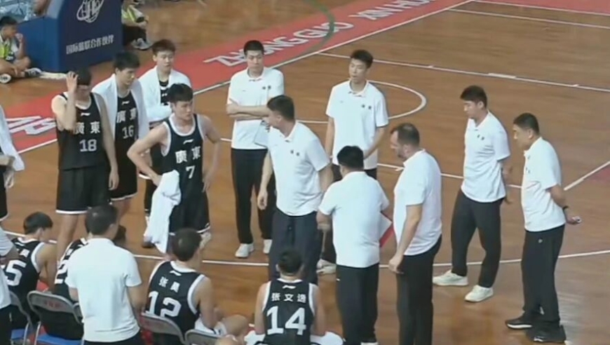 广东85-51大胜美国队，胡明轩15分赵睿13分，张昊14分持续进步