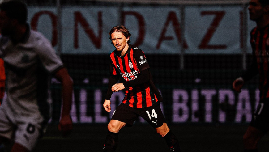 AC米兰纸糊防线丢球！萨索洛后场抢断就地反击，流畅传递轻松得分