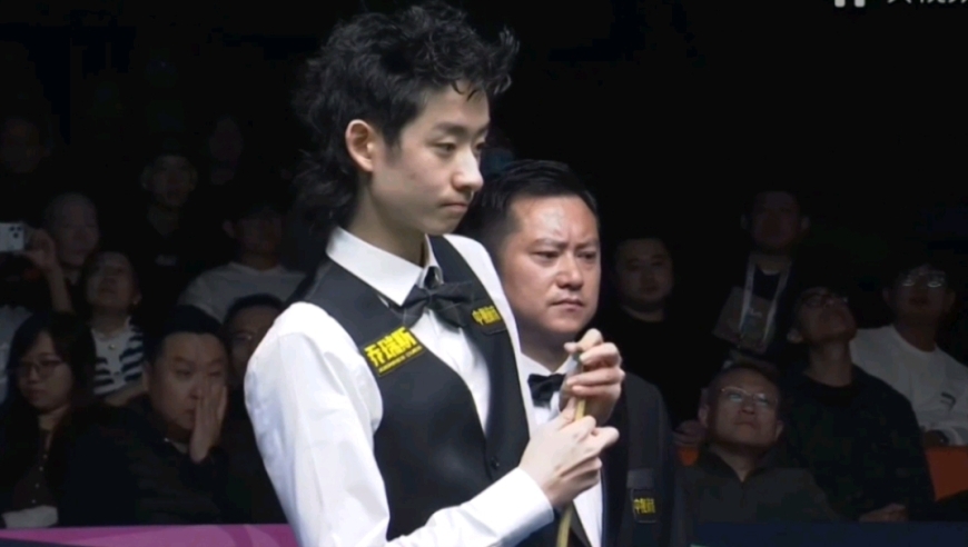 第十一局跌宕起伏！希金斯三次击球失误 吴宜泽打出神仙球逆转