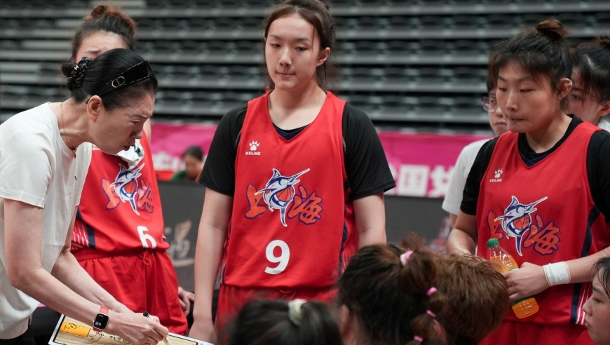 又美又能打！中国女篮又一17岁1米93新星崛起：对决韩旭轰17+10