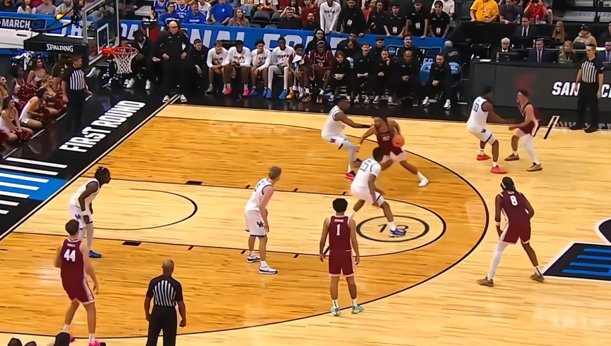 电视剧也不敢这么演！这就是NCAA的疯狂三月，肯塔基中场三分绝平比赛