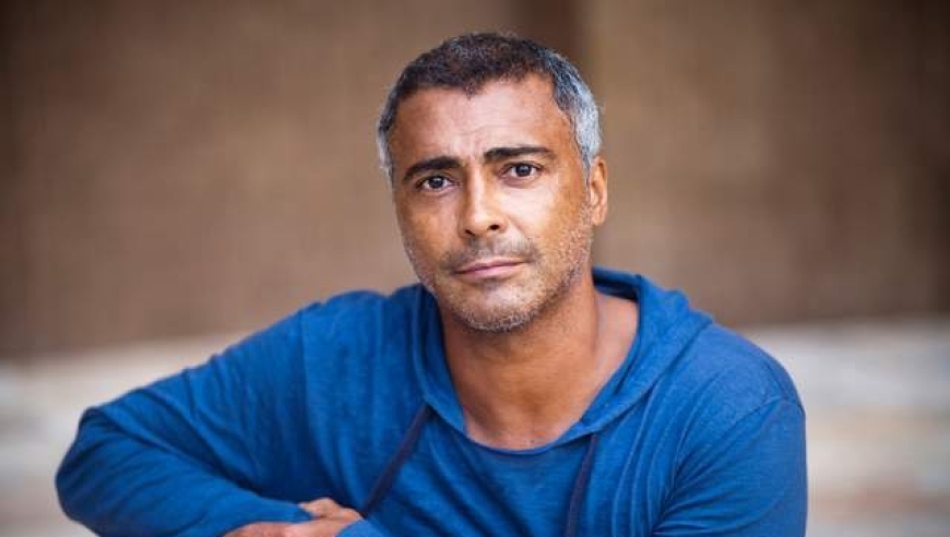 60岁罗马里奥即兴跳舞：腹肌明显 一身0赘肉！犹如古铜雕塑