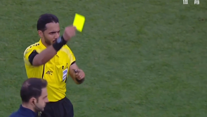 裁判太离谱！U23国足遭遇争议吹罚合集：泰国2次自己出界都获利