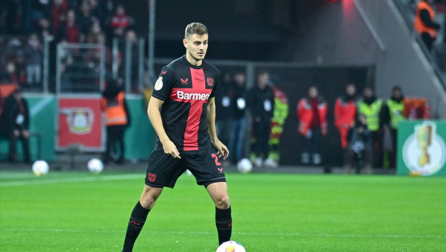 拜仁后防线上的全能璞玉 默默涨球的他一定会是未来基石