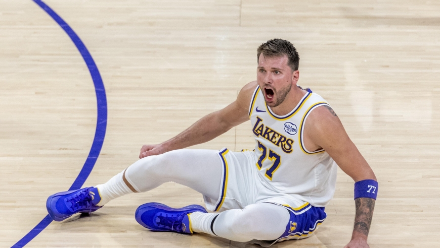 东契奇遭美媒发文控诉：球球摊手抱怨裁判 情绪管理失控正在伤害湖人