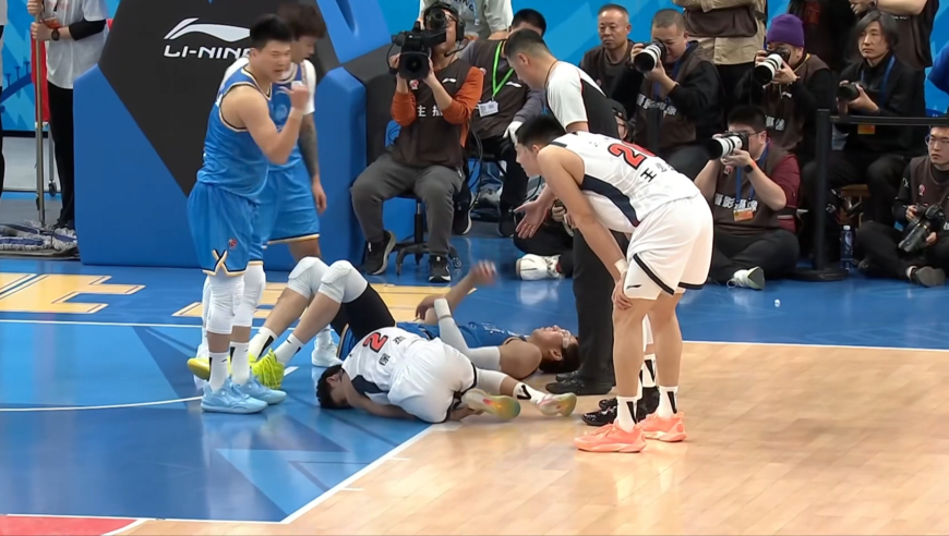 徐杰战北京完整回顾 3中0手感不佳惨遭周琦撞伤被背出球场