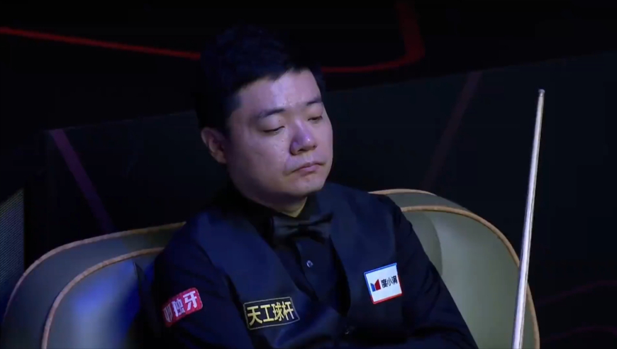 西安大奖赛：丁俊晖连续做球功亏一篑，摔杆离场的举动引发争议