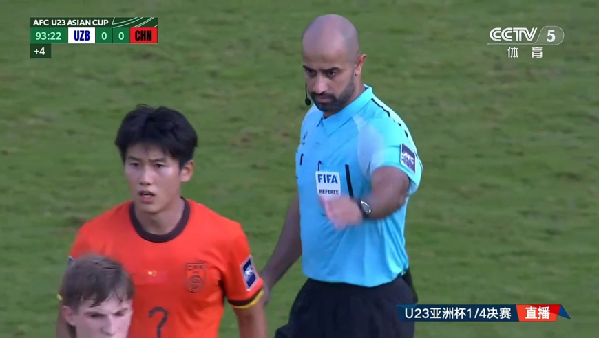这不给点？王钰栋禁区内被对手放倒裁判没有表示 教练组抗议还吃牌