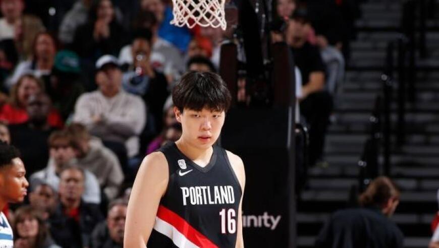 杨瀚森生涯首秀2分1篮板 单打戈贝尔失败+遭隔扣！