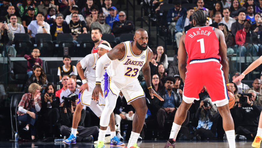 洛城德比最后时刻：小卡生断老詹反击暴扣 詹姆斯连进三分难救主