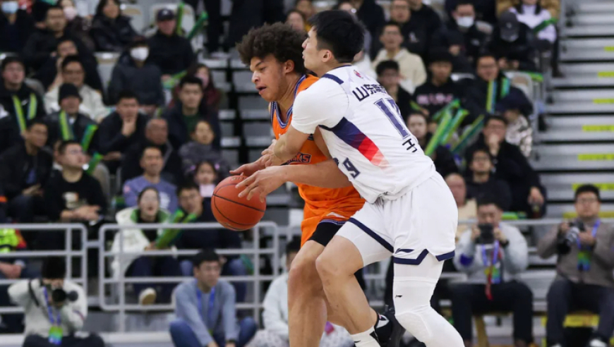 不愧是让郭艾伦打替补的男人！5分钟5犯离场，球迷：你有什么卵用