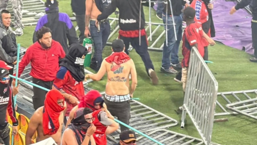 南美特色！哥伦比亚杯赛爆发大冲突：球迷互掷椅子和围栏斗殴场面失控
