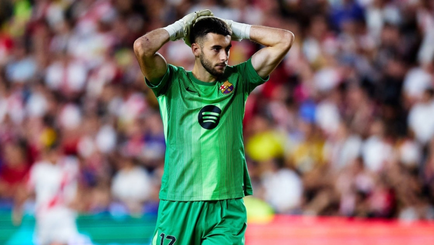 巴萨门将超级送礼！开局就把回传球漏进门里，马竞全场狂喜