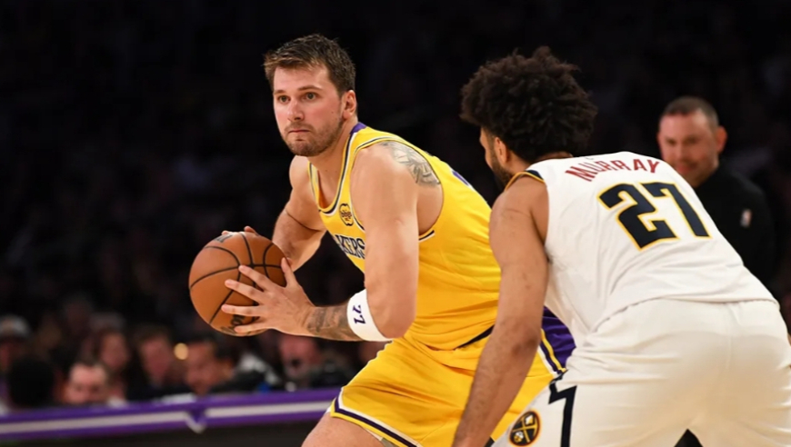 宿敌之战！东契奇30+三双，关键时刻连取6分扳平比分，加时赛打进绝杀一击