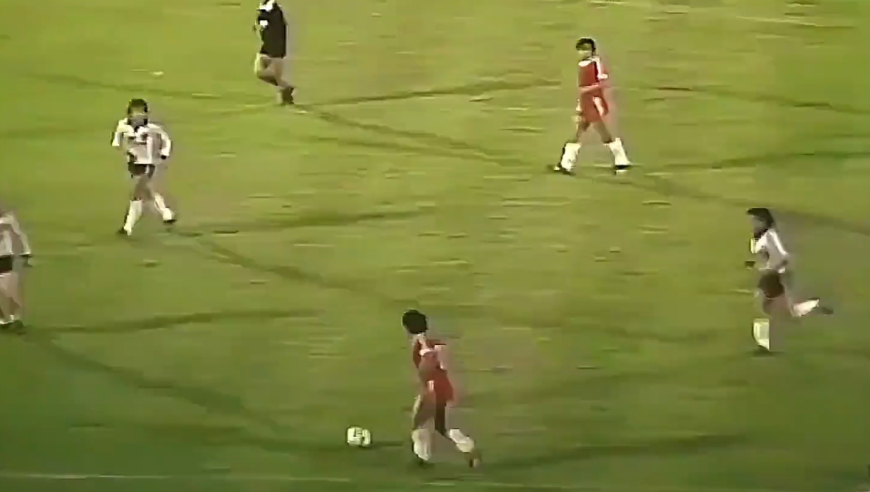 体坛记忆｜马拉多纳为什么叫球王，看看他19岁的表现！