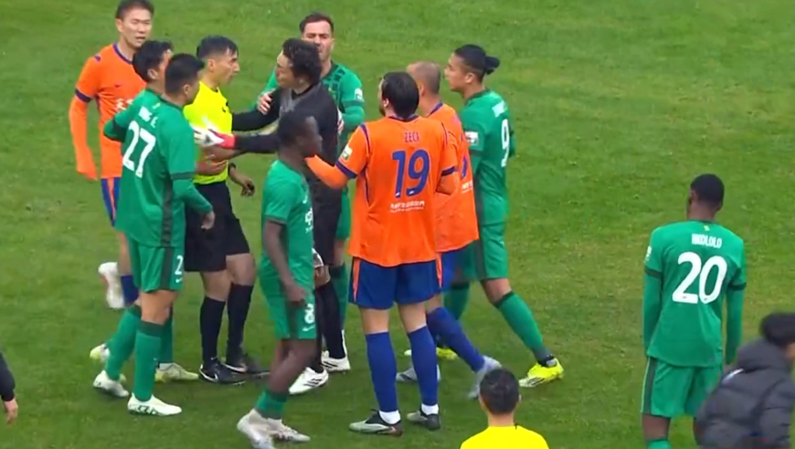 讨说法！京鲁大战曹永竞背后卸力致刘洋腾空落地受伤，王大雷百米三秒冲向中圈找其理论