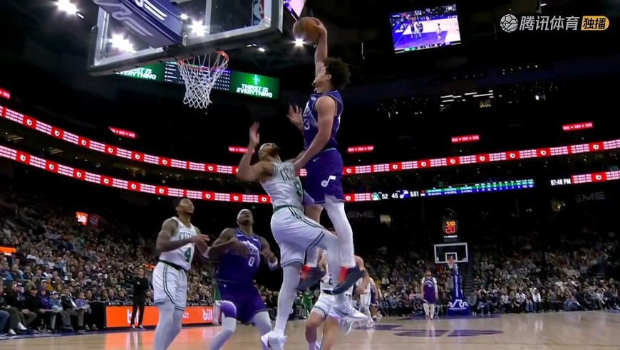 神仙打架！怀特造克莱顿犯规神仙2+1 后者逆天隔扣怀特强势回应