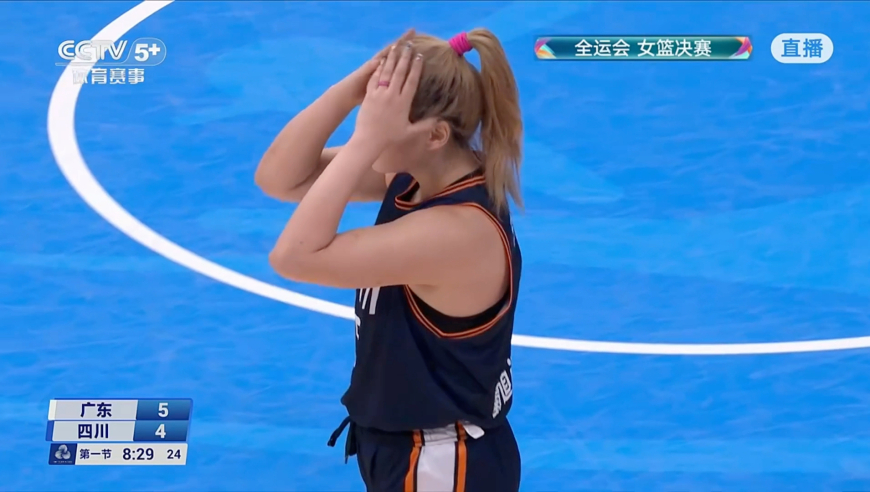 李梦反击冲筐被吹走步摊手抱怨 篮下被对手撞倒裁判不吹再次投诉