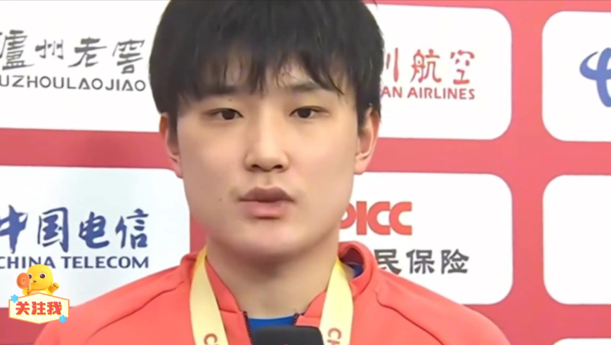 张本智和终于夺冠，赛后跪地许久起来立马致敬偶像樊振东
