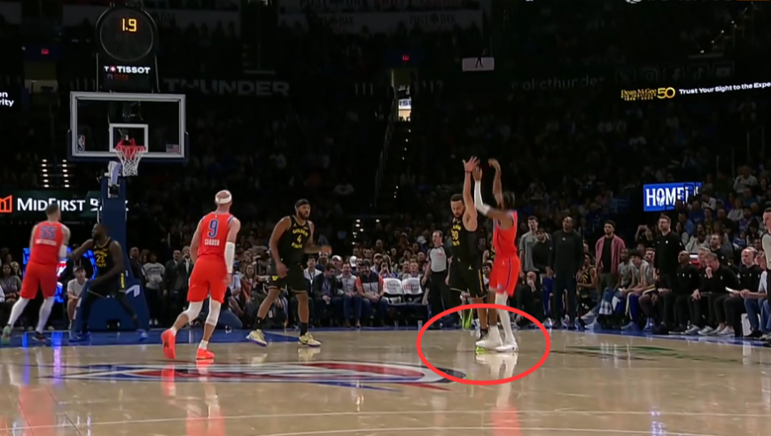 库里疑似垫脚被吹一级恶犯！1189场0恶犯纪录终结：摇头不敢信