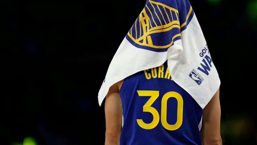 打崩了，雷霆24分大胜勇士！库里生涯首次恶犯，亚历山大28+11