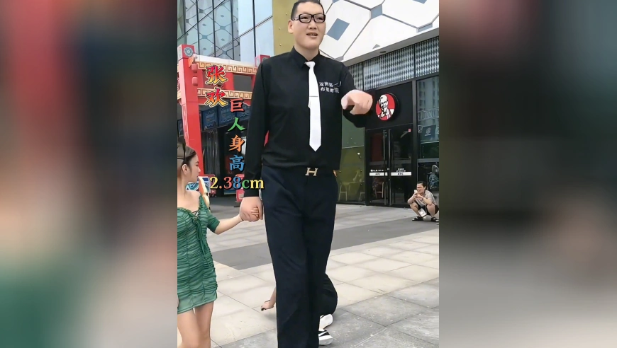 2.38 米张欢牵手小姐姐同框！身高差萌翻众人，这画面是不是太可爱了